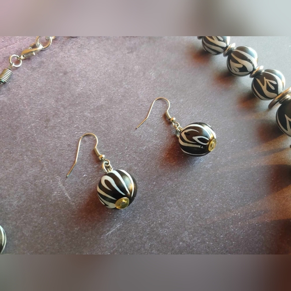 RARE/Vintage 80's Zebra wooden beaded necklace & earring set. - Picture 15 of 17